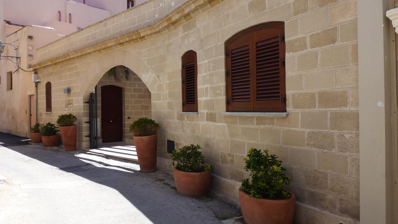 Hotel Il Portico Favignana Bagian luar foto