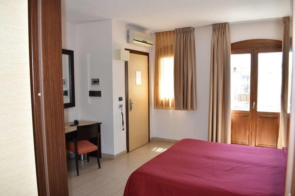 Hotel Il Portico Favignana Bagian luar foto